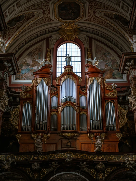 a large pipe organ is inside of the room