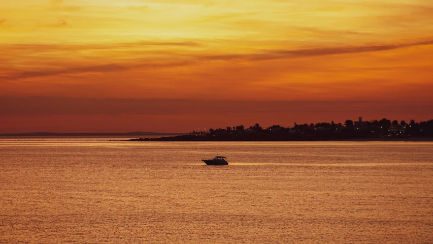 a boat is floating in the ocean near a city