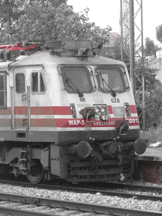 this is an old fashioned train with red and white paint