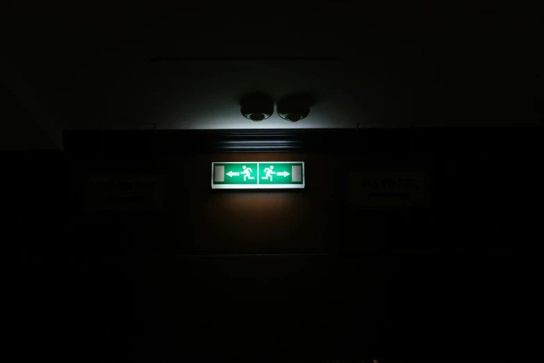 a green sign indicates that there is no litter in this room