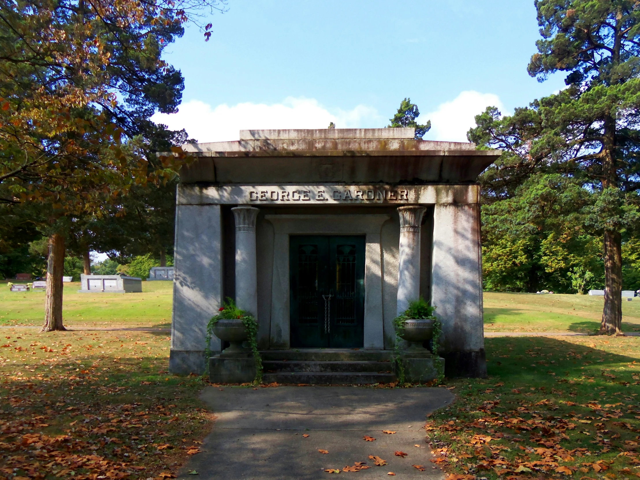 a memorial is located among the trees in this park