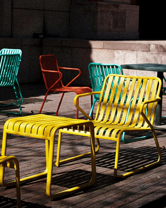 some chairs that are outside next to each other