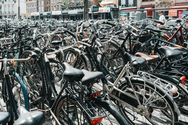 a large number of bikes parked next to each other in the city