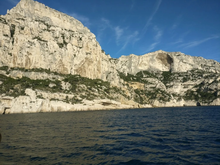 an image of water that is in the ocean