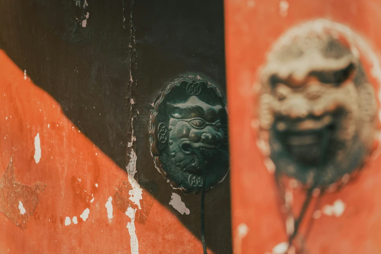 a sculpture is placed behind two panels on the wall