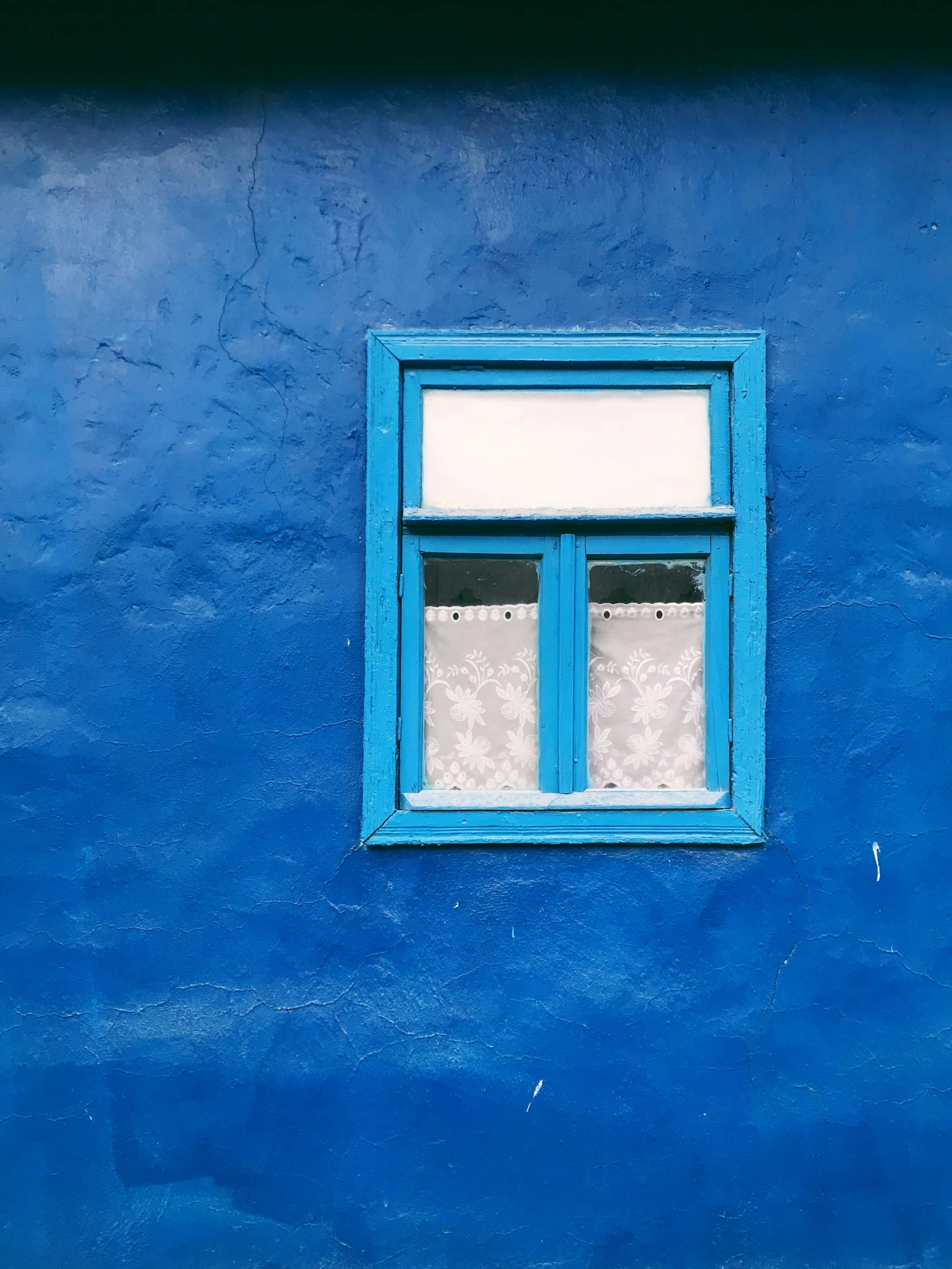 there are two windows in the wall of this house