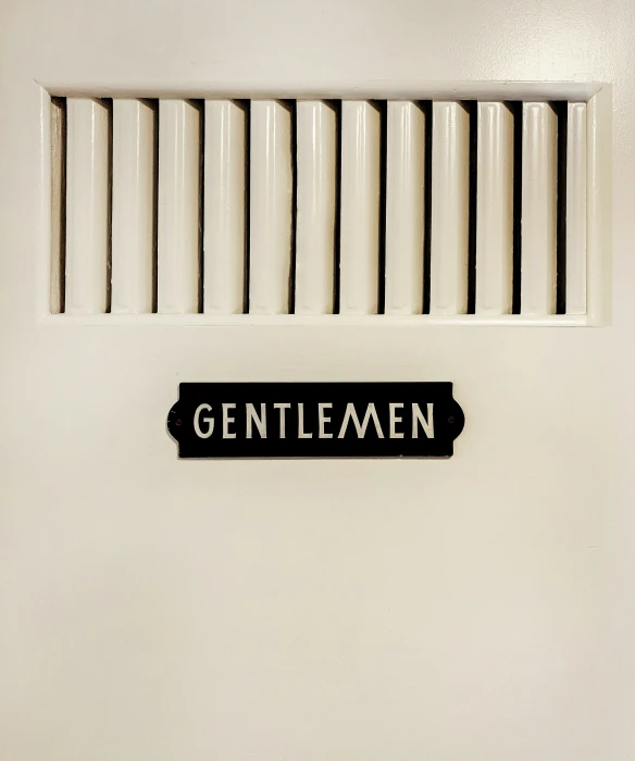 a bathroom has a plaque reading gentelauen on it