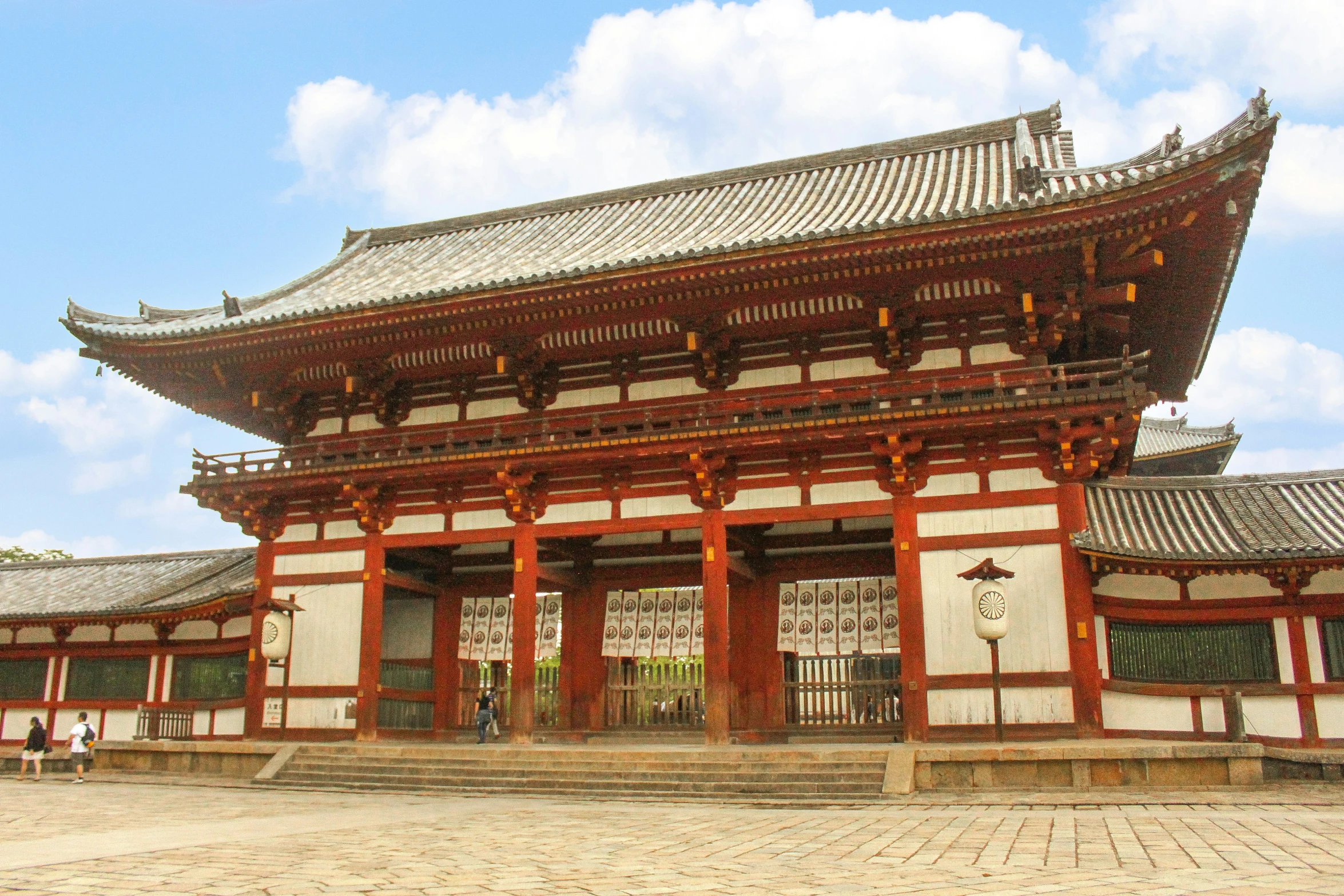 a building has many arches over it