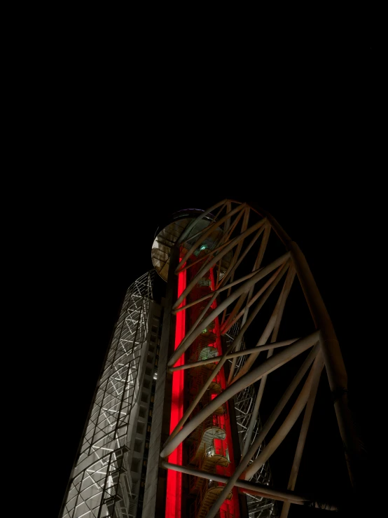 this ferris wheel has red lights as well