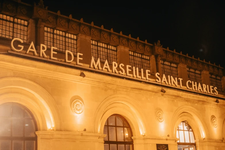 a building with a sign above it that says garage des marsile saint chabiners