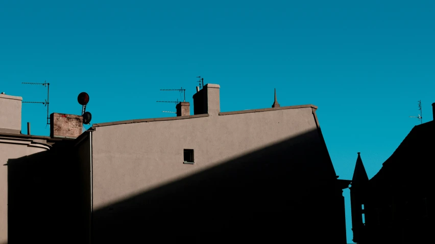 the sky above a set of rooftop tops