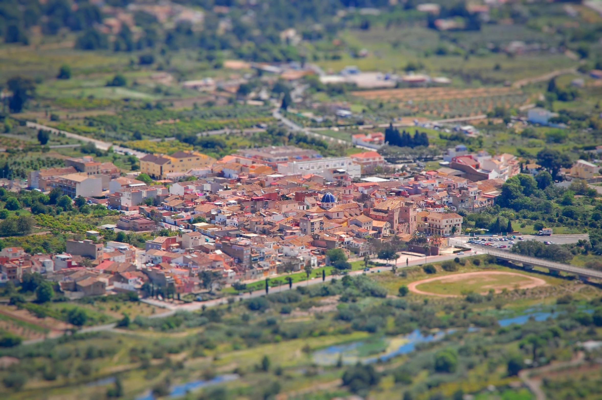 there are several small buildings on this large town