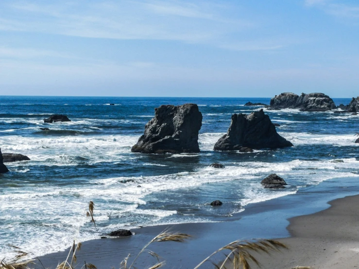 rocks in the water are shown in the middle of the water