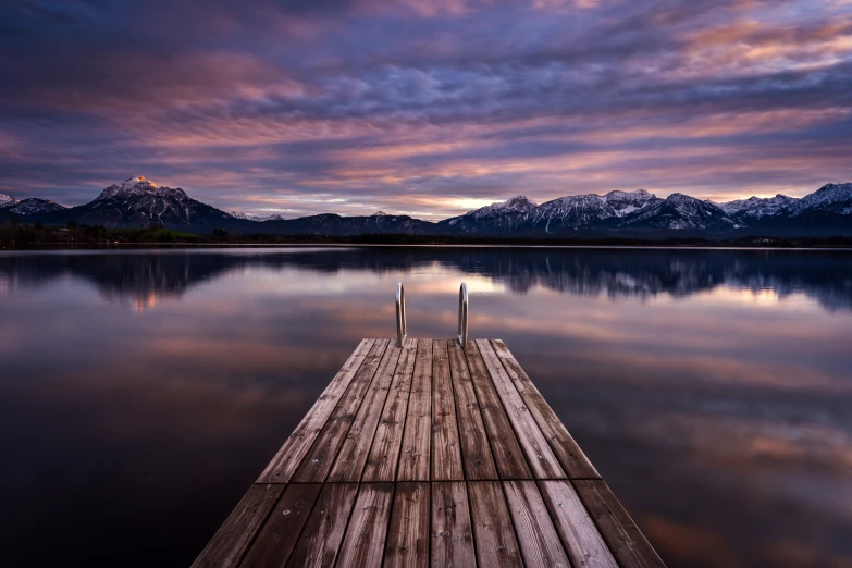 the dock is empty on a lake during the day