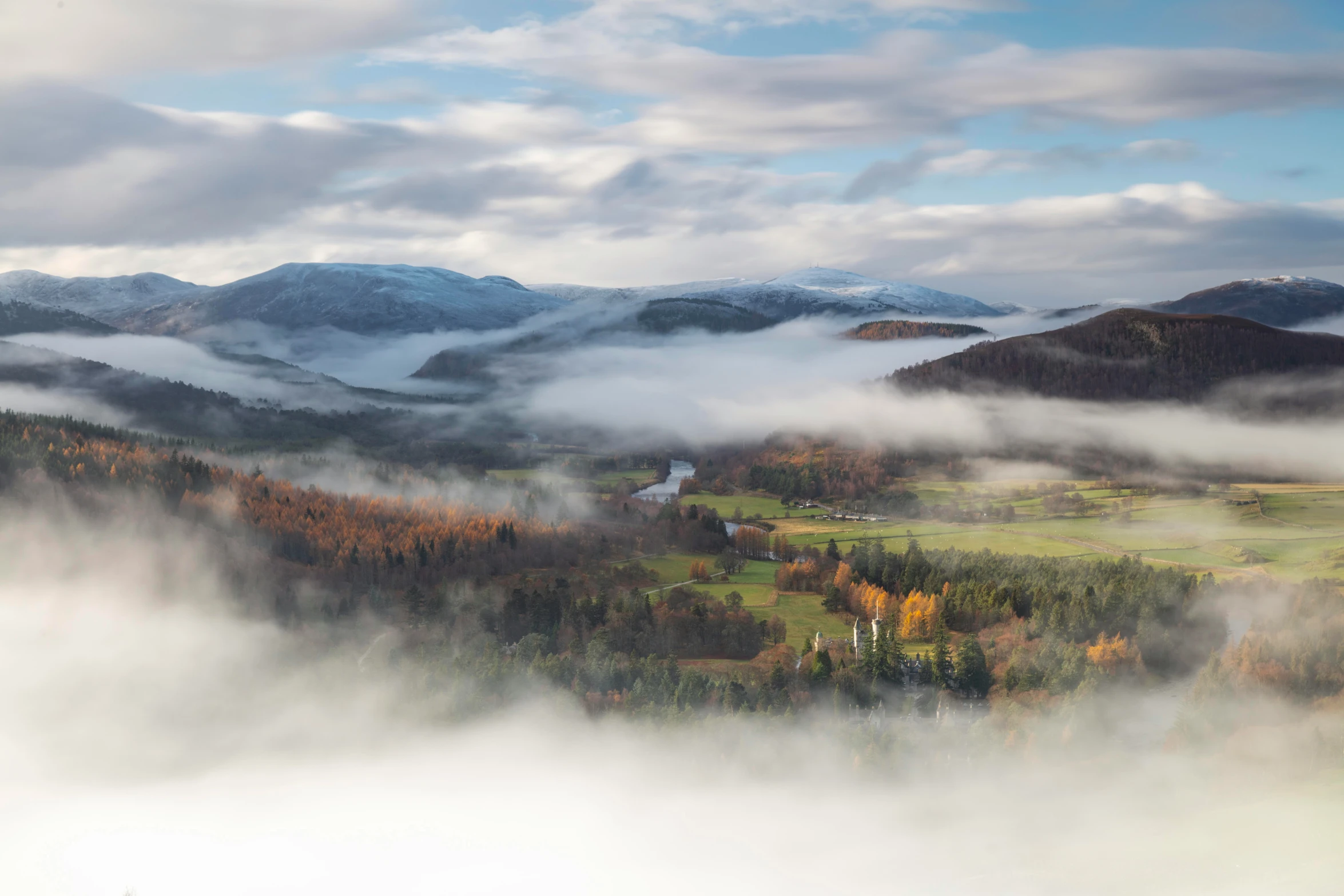 a picture of the mountains that look like they have been blanketed with clouds