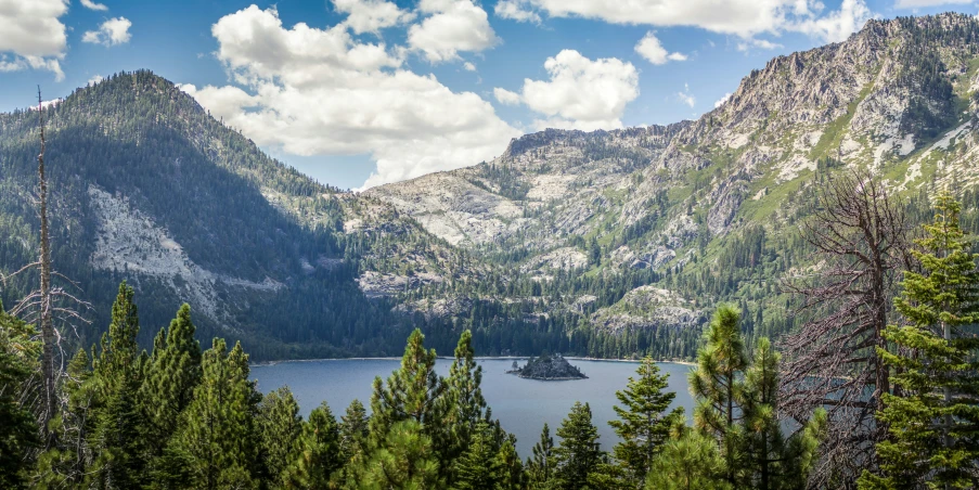 there is a lake that is in front of some mountains