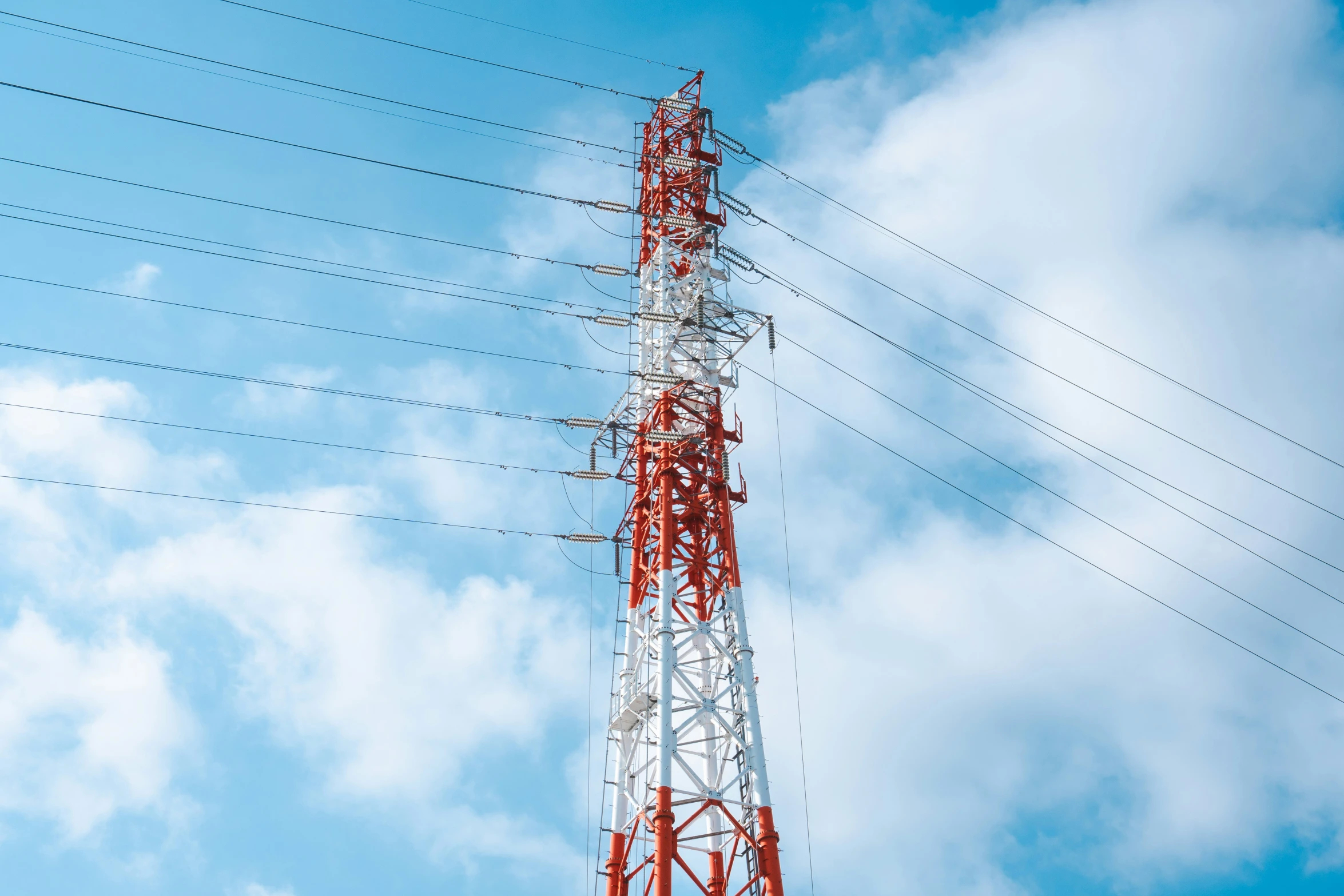 a phone tower is in front of the clouds