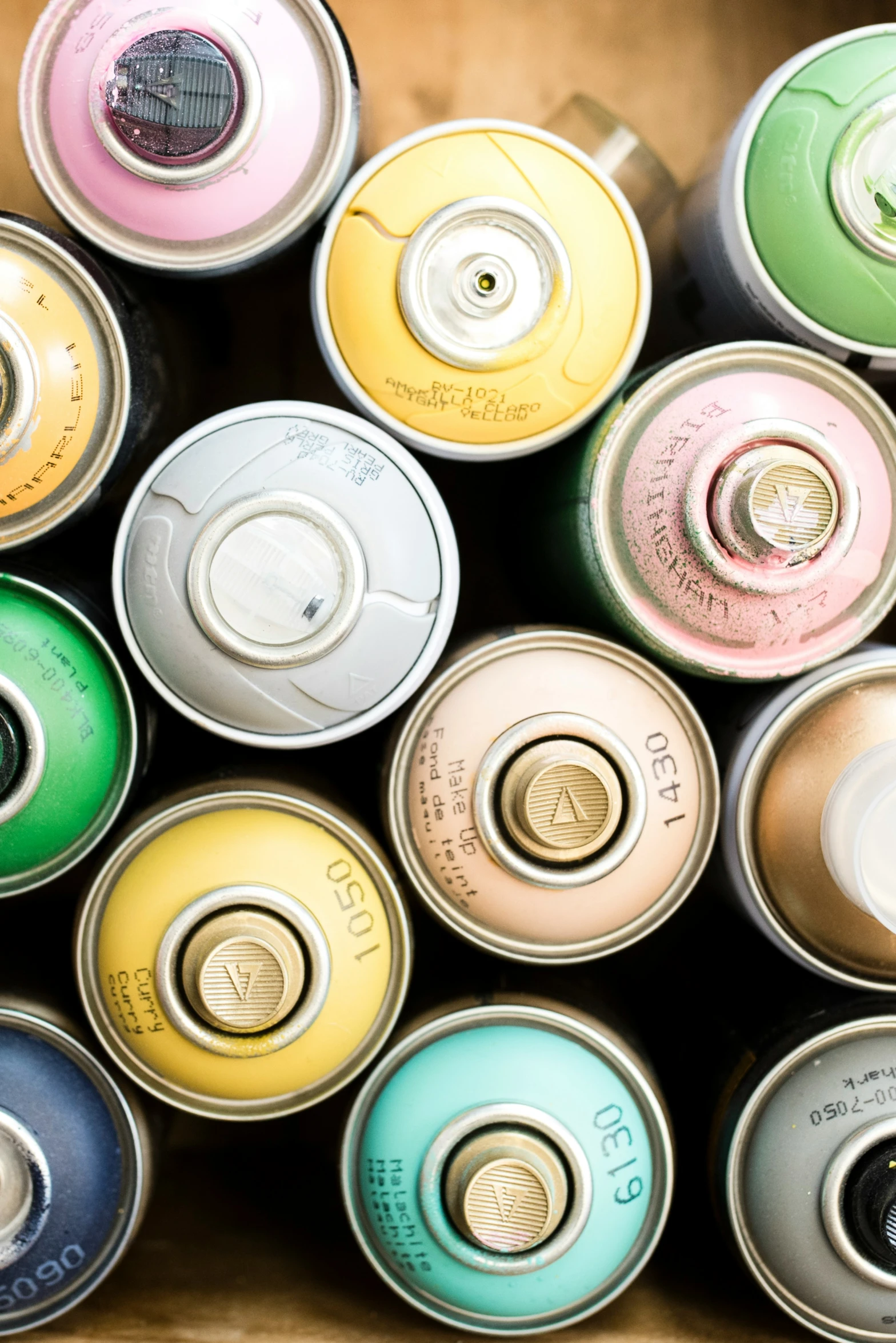 there are many cans that have different flavors of soda