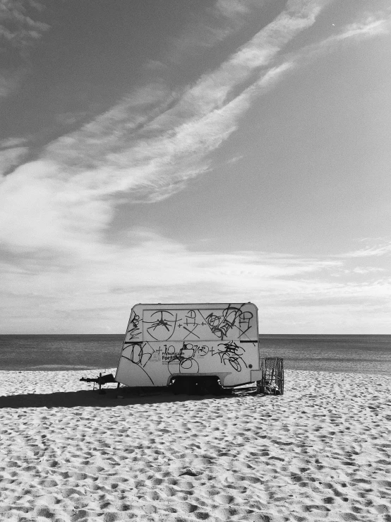 a boat sitting in the middle of a sandy beach