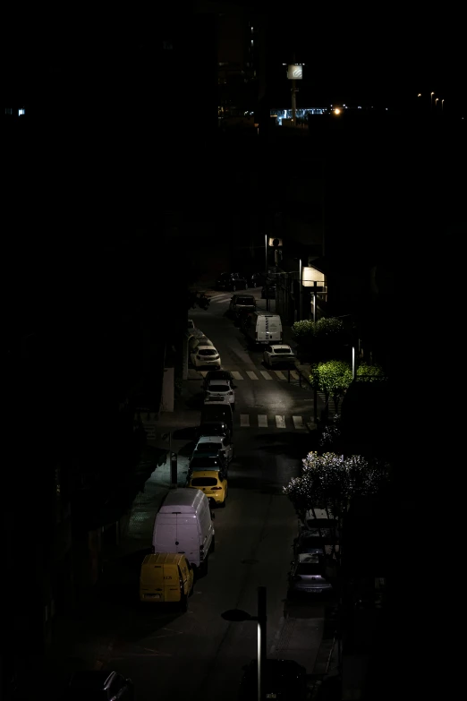 a dark po of cars parked at night