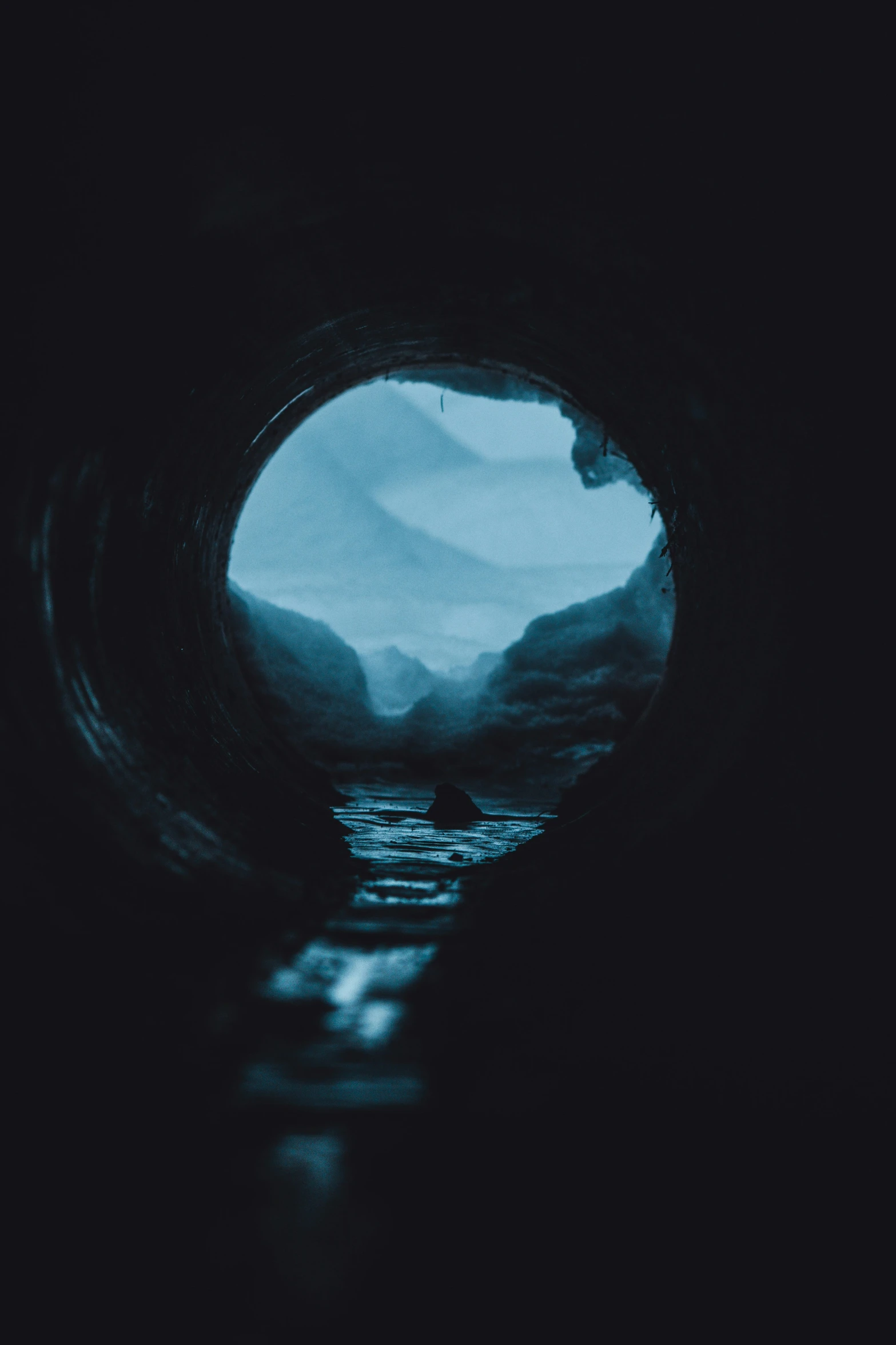 a hole opening into the ocean is dark