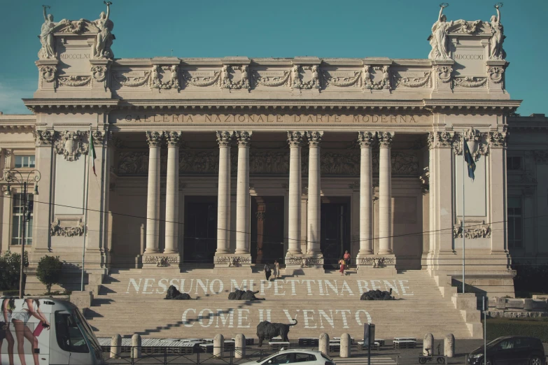 a museum with the front entrance to which there are many large columns