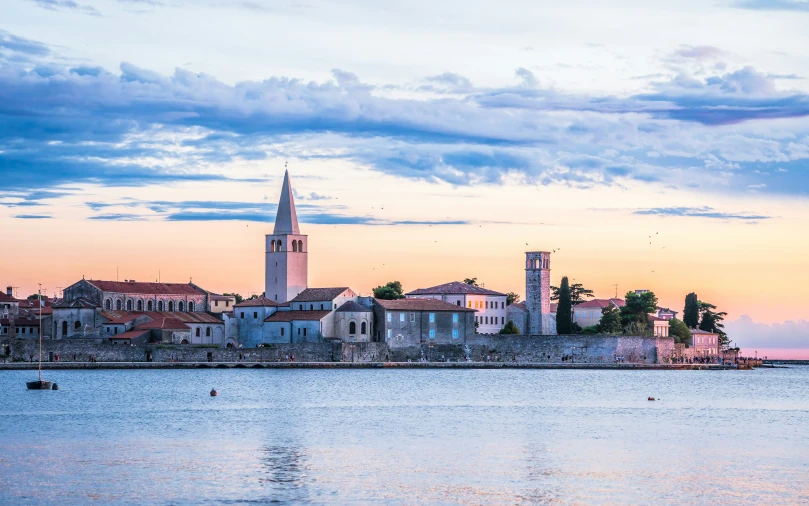 the city sits on a island in the middle of the water