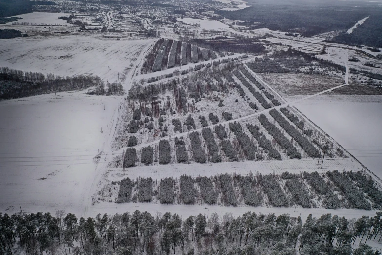 a large field with snow in the middle