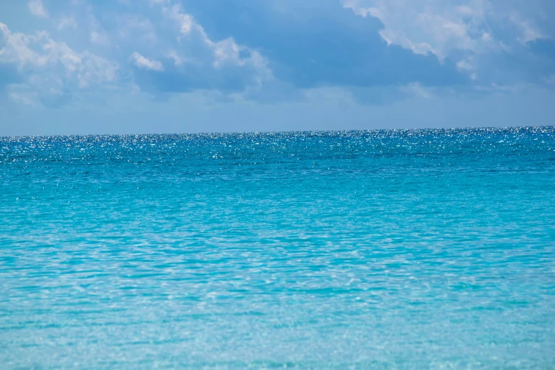 the calm water in the ocean looks like a splash