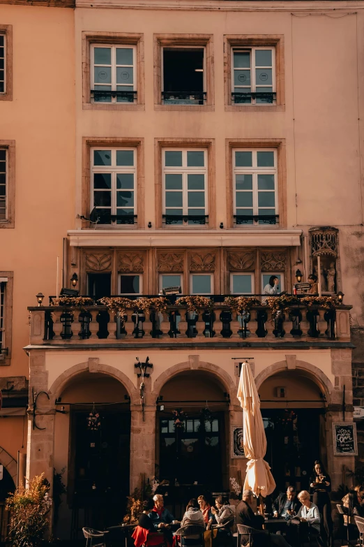 there are several tables and chairs outside of a building