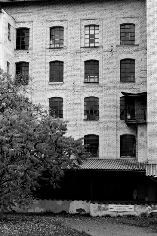 an old building that has lots of windows