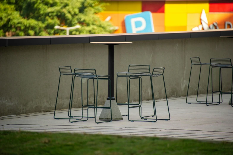 a row of metal chairs sitting next to each other