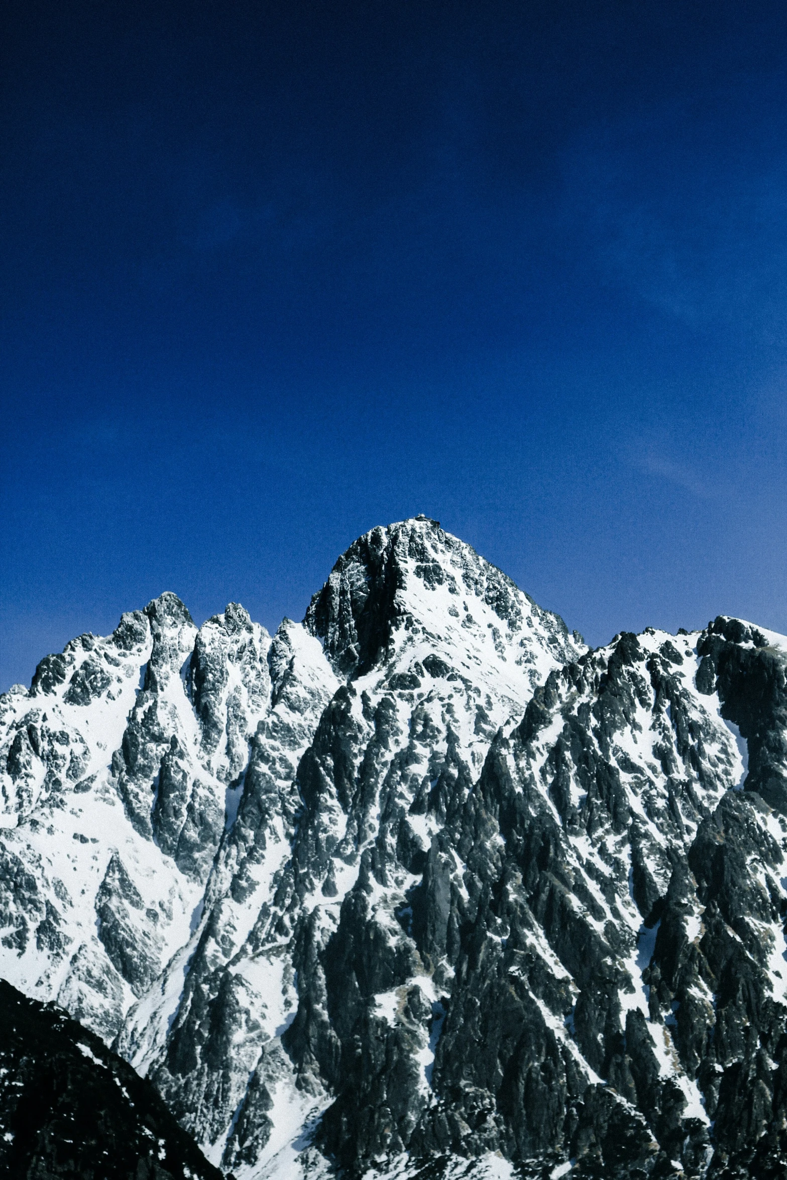 a snow covered mountain is pictured in this undsical po