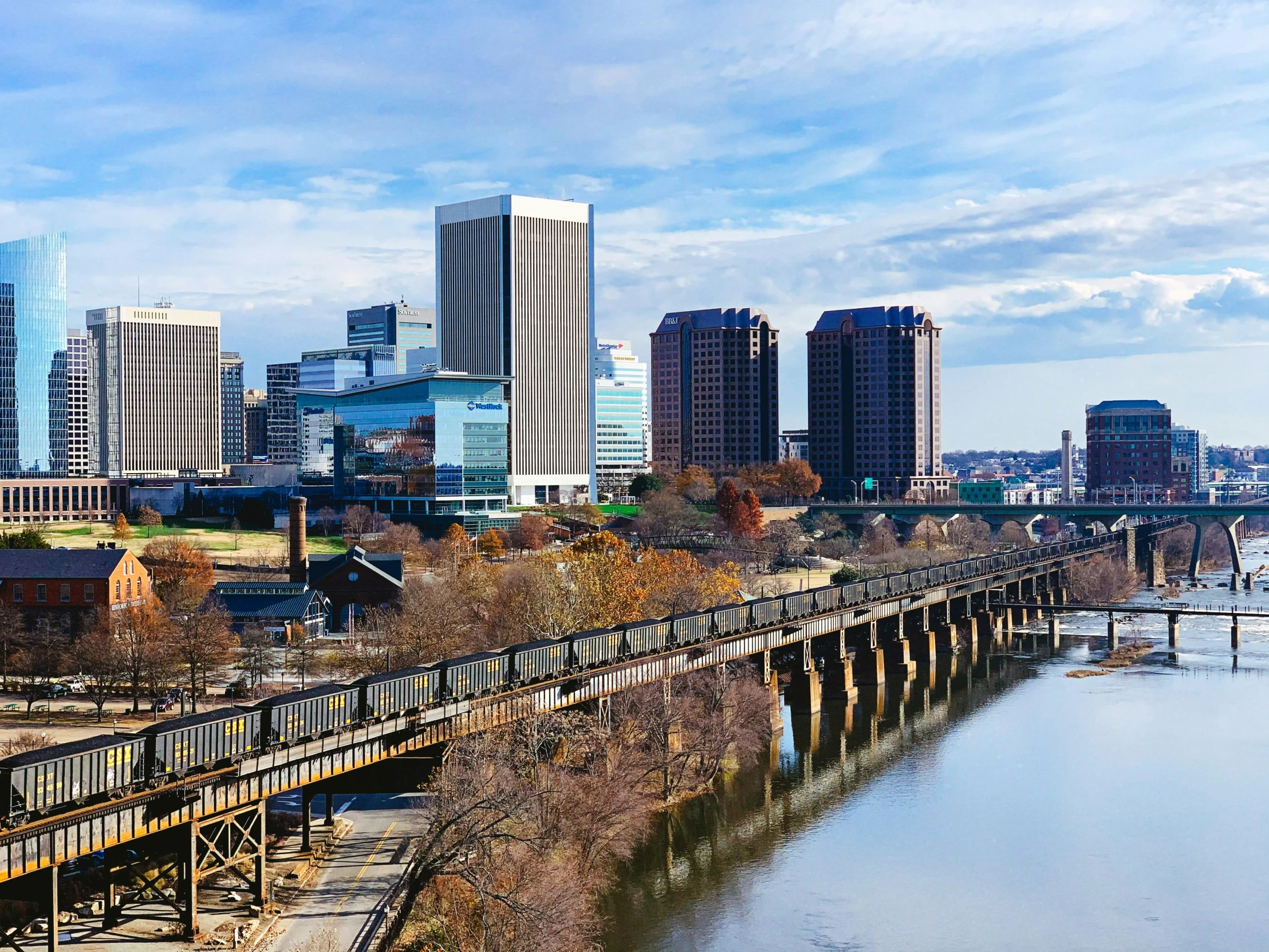 a river runs through the middle of a city