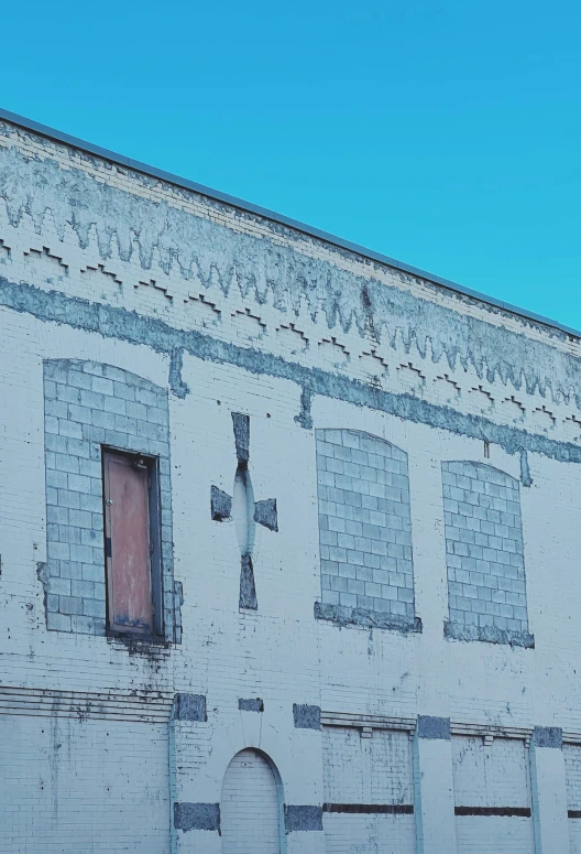 an empty building with no windows on it