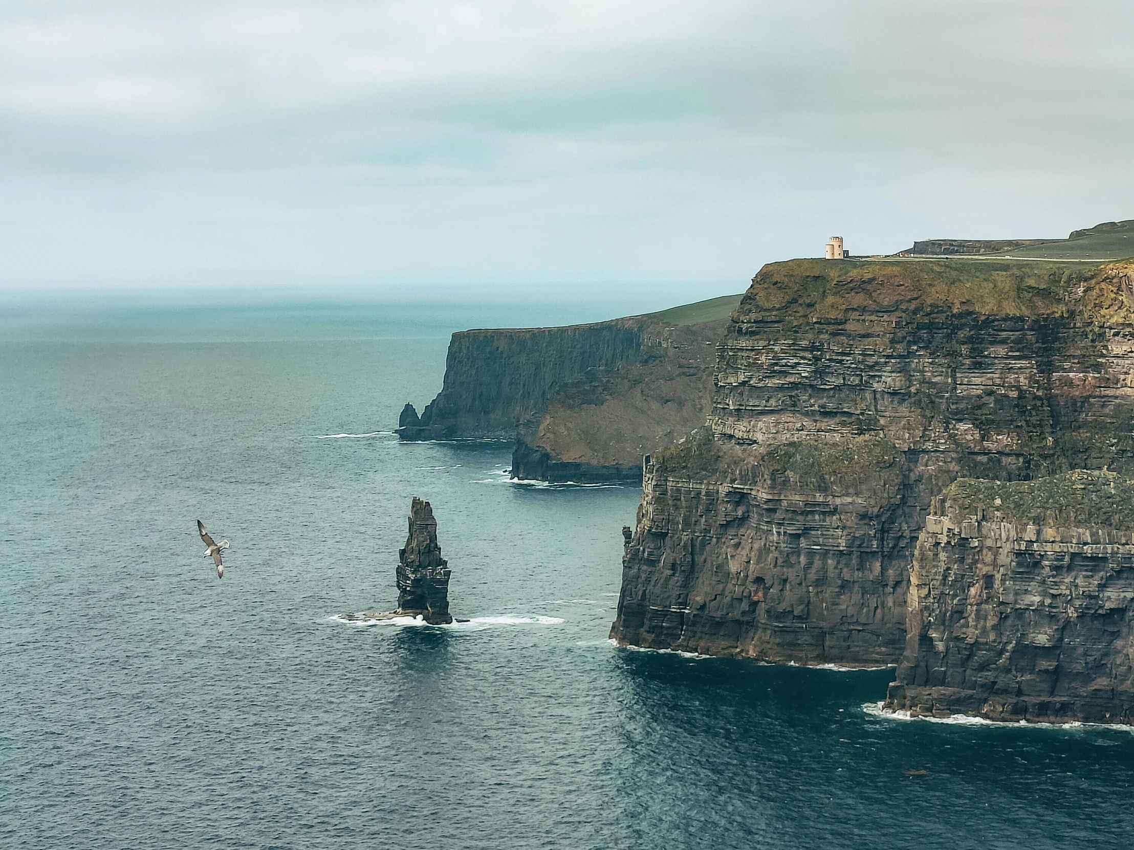 an image of the ocean near some rocky cliffs