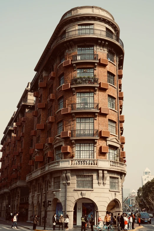 a very large tall building in the middle of a street