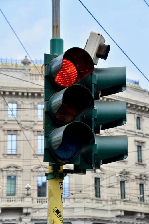 a stoplight with the light red with red flash