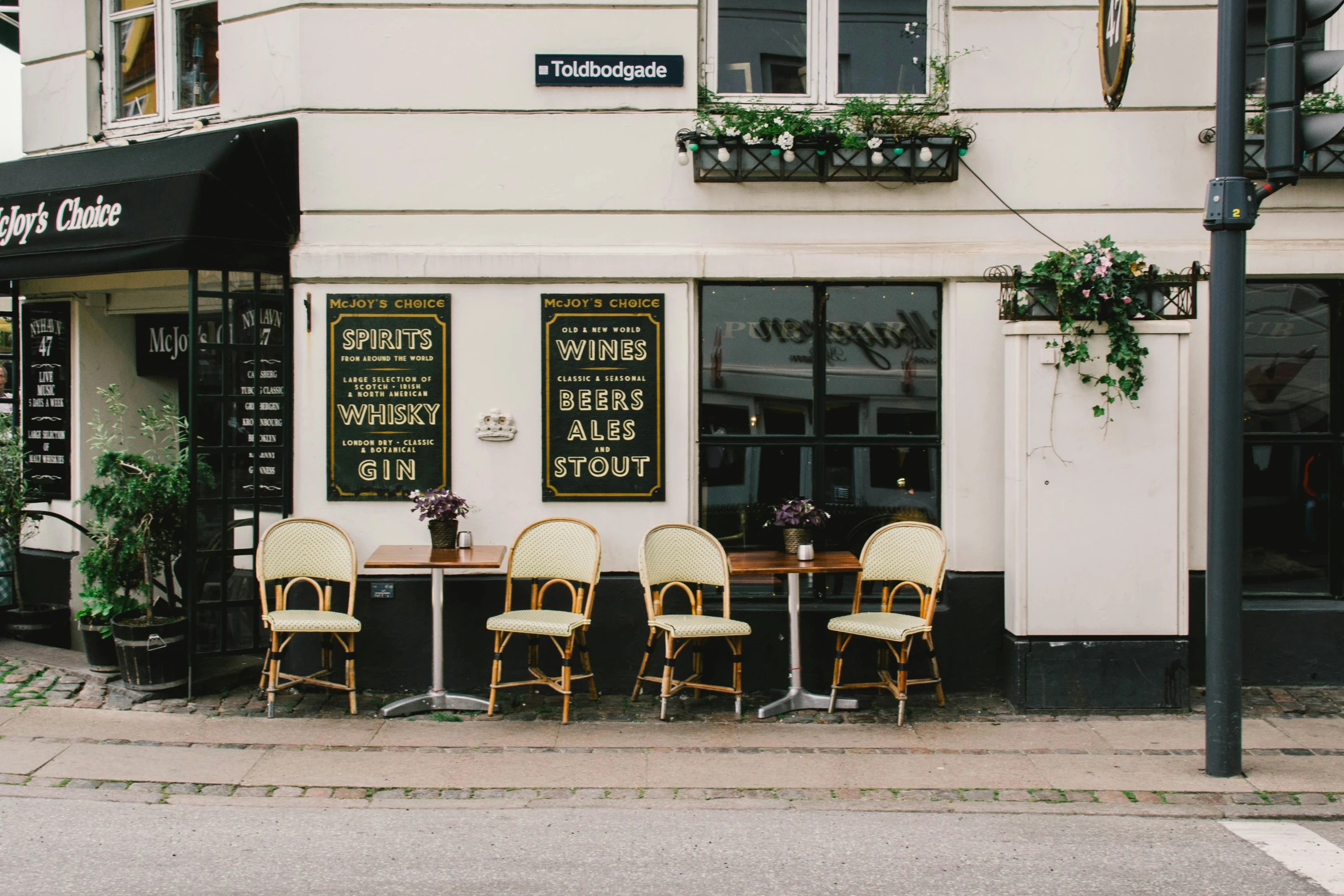 a group of chairs outside a small restaurant