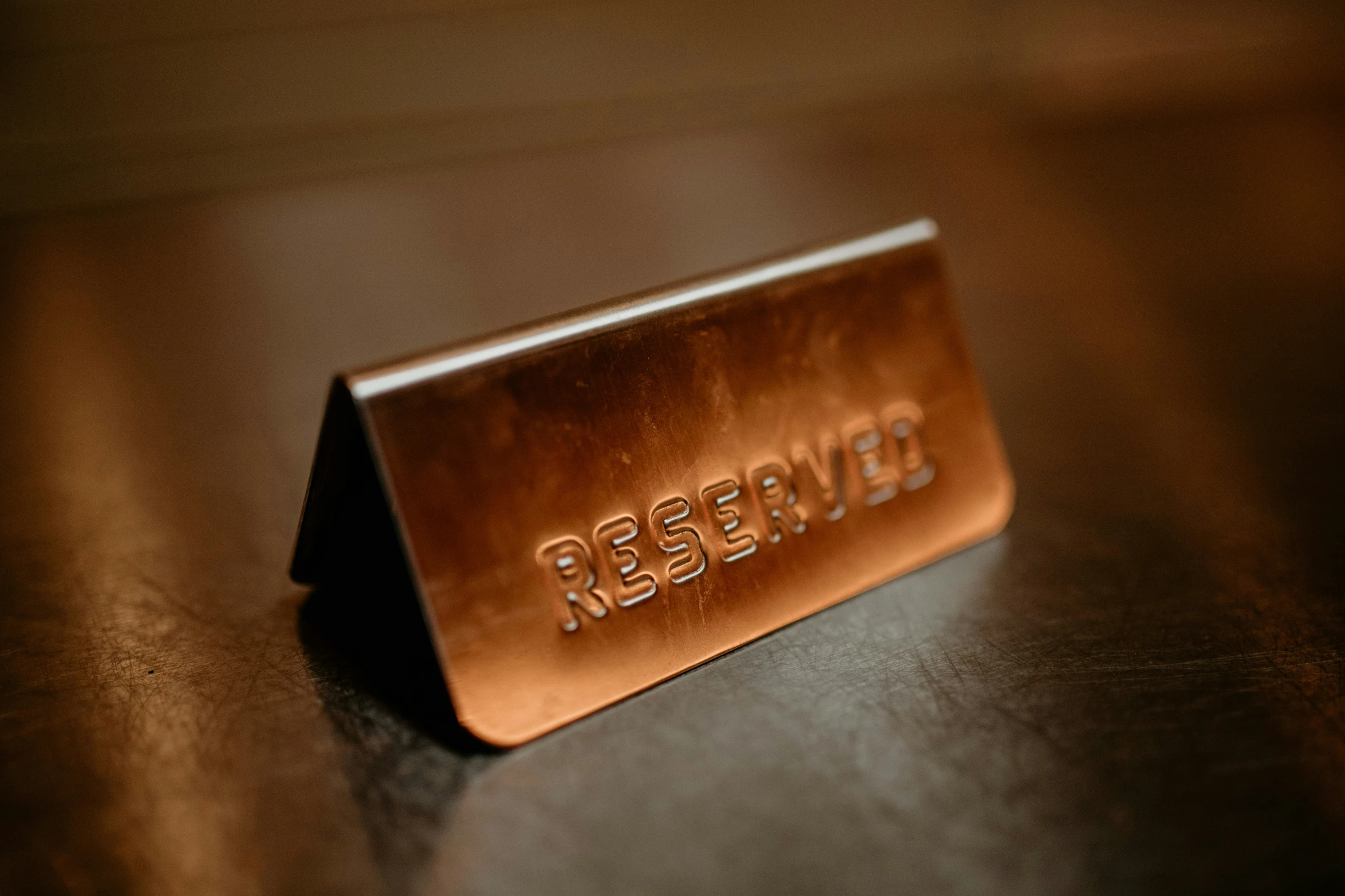 a metal bar sitting on top of a table