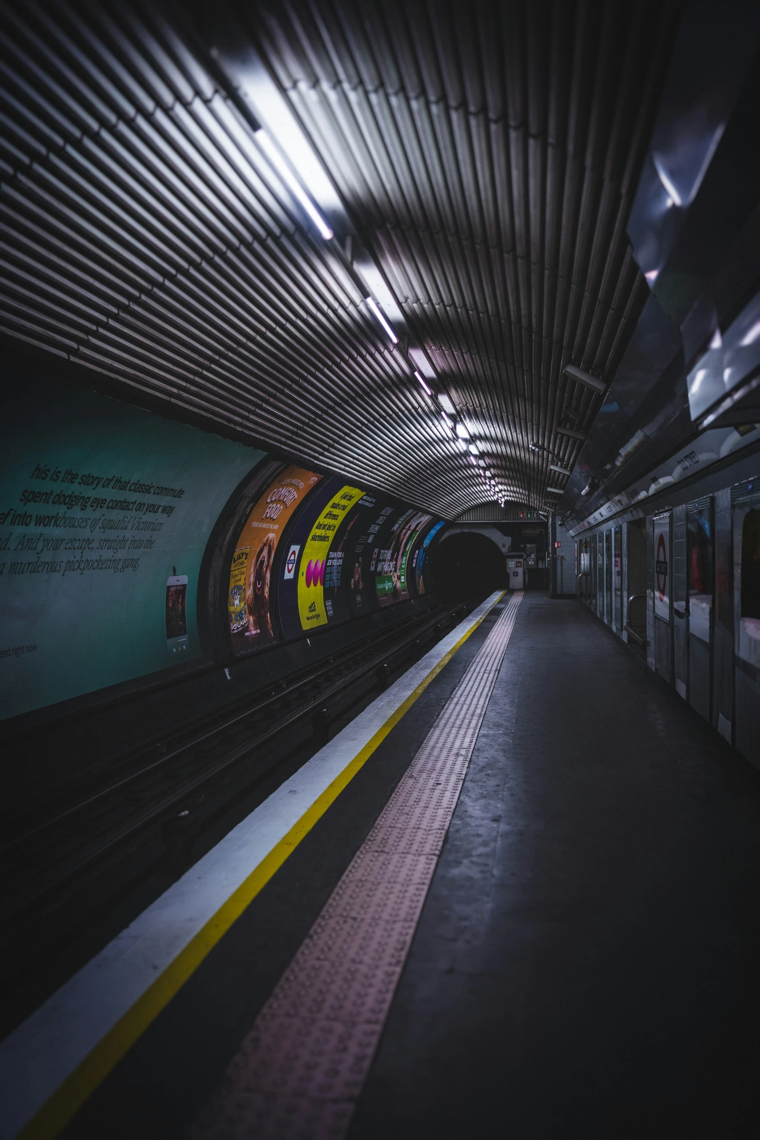 a subway that has two levels that are on the platform