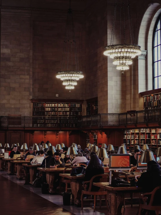 a large liry full of bookshelves and desks with people in it