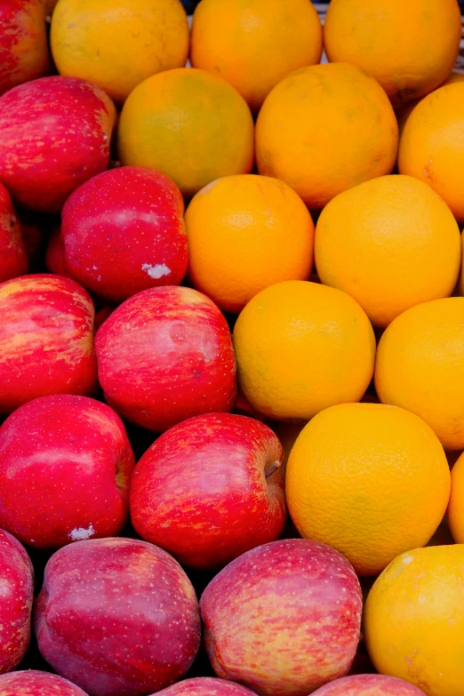 there are a lot of fruit sitting in this pile