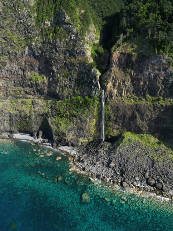 an aerial view of some water with many rocks