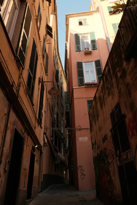 a narrow city alley with two tall buildings