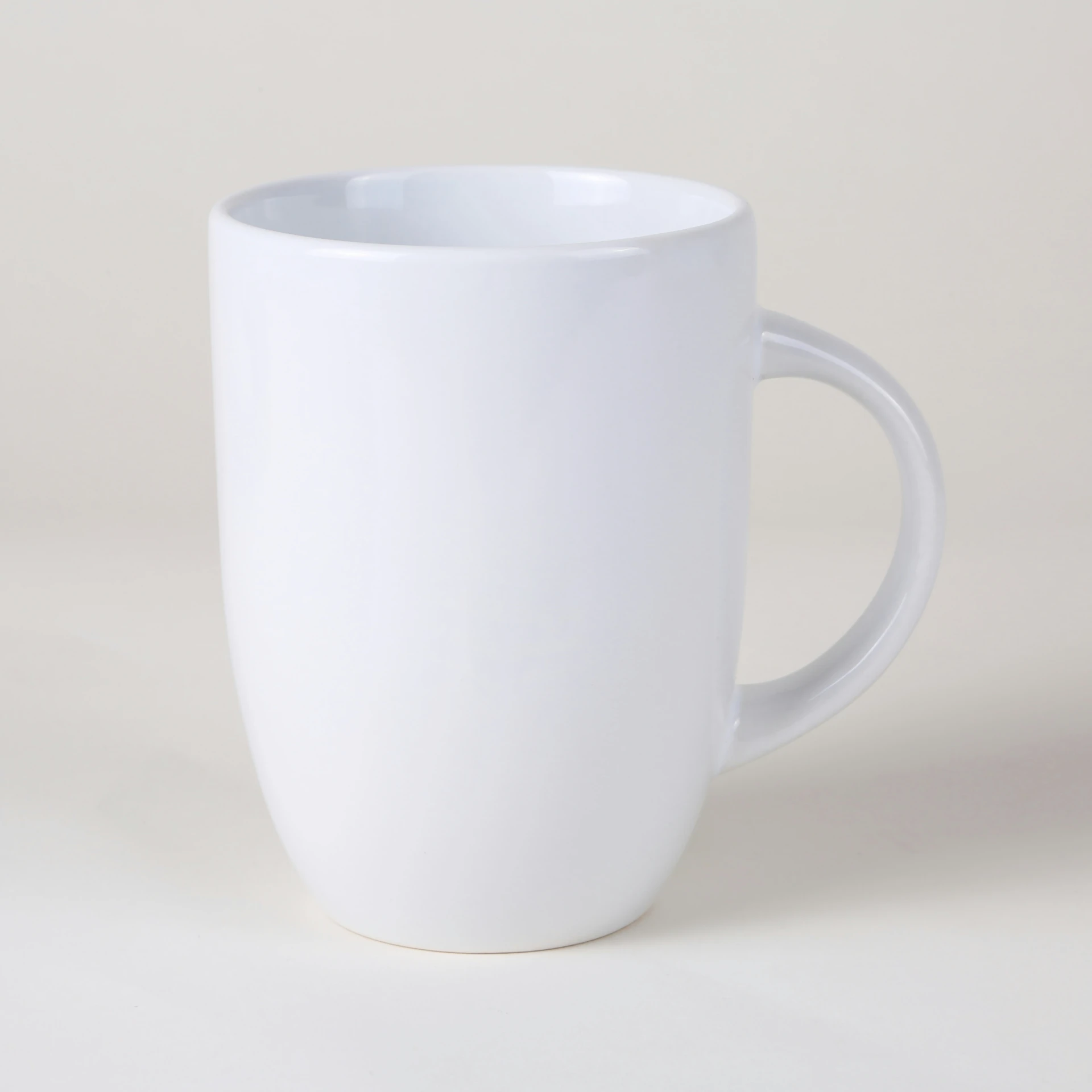 the white coffee mug has a white rim