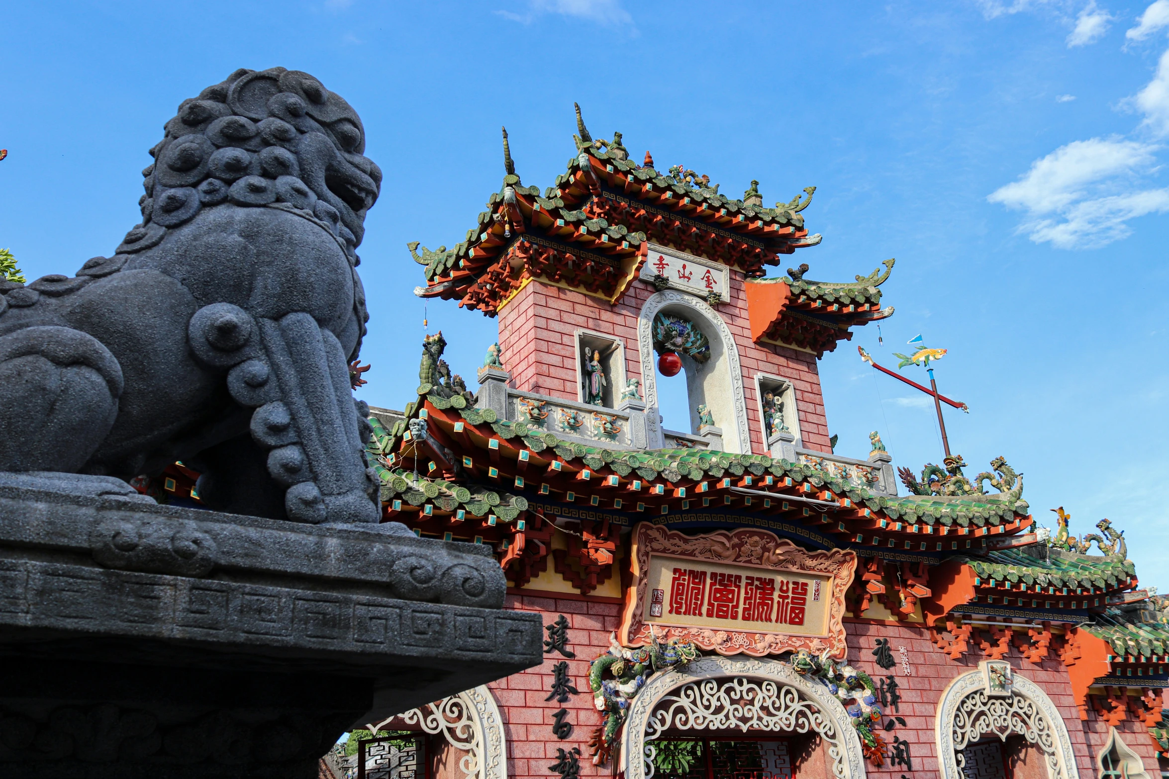 the lion statue is standing outside by the building