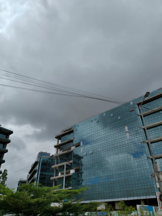 some birds flying around near a large building