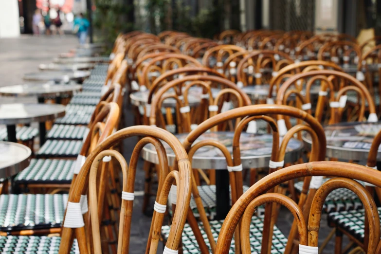 tables and chairs are arranged in rows on a sidewalk