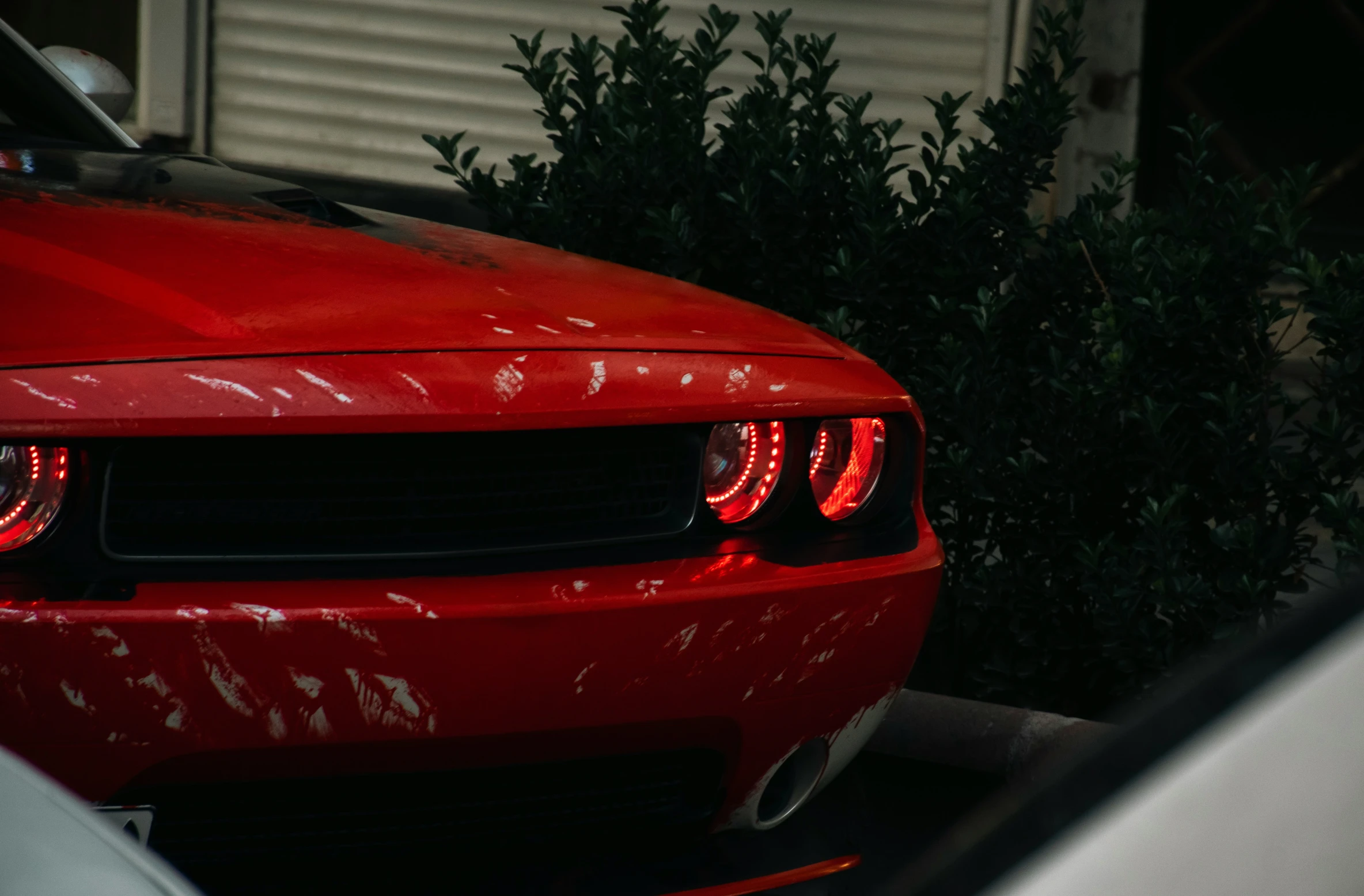 the hood light on a red sports car